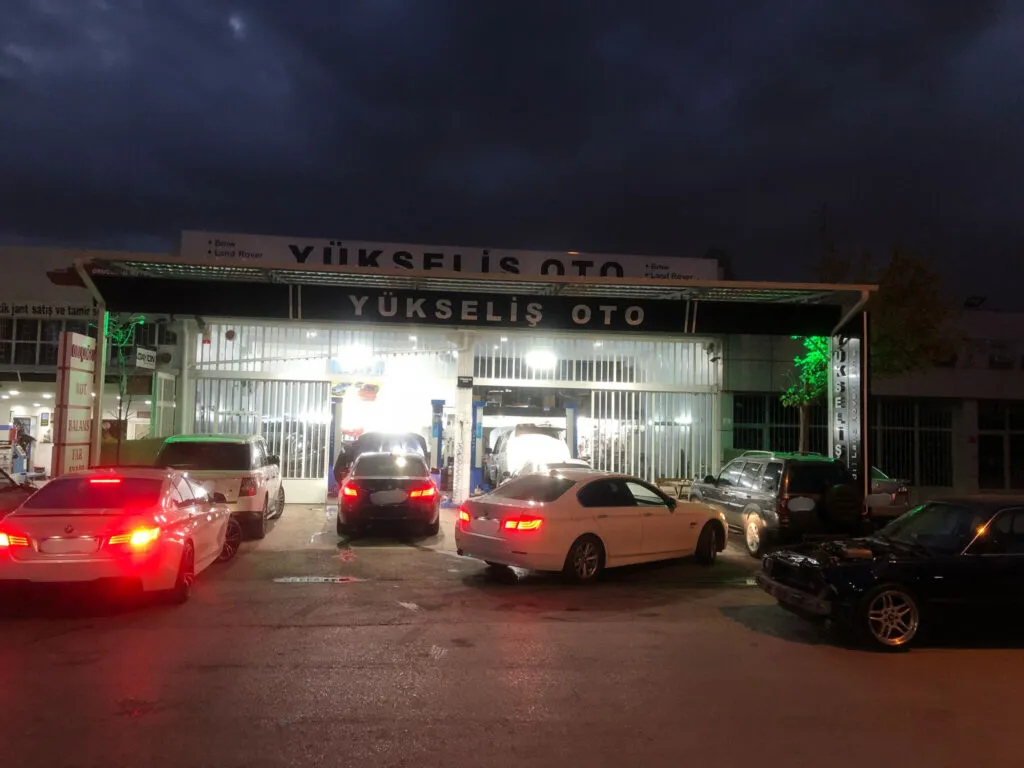 Yükseliş Özel Oto Servis’in akşam dış cephe görünümü