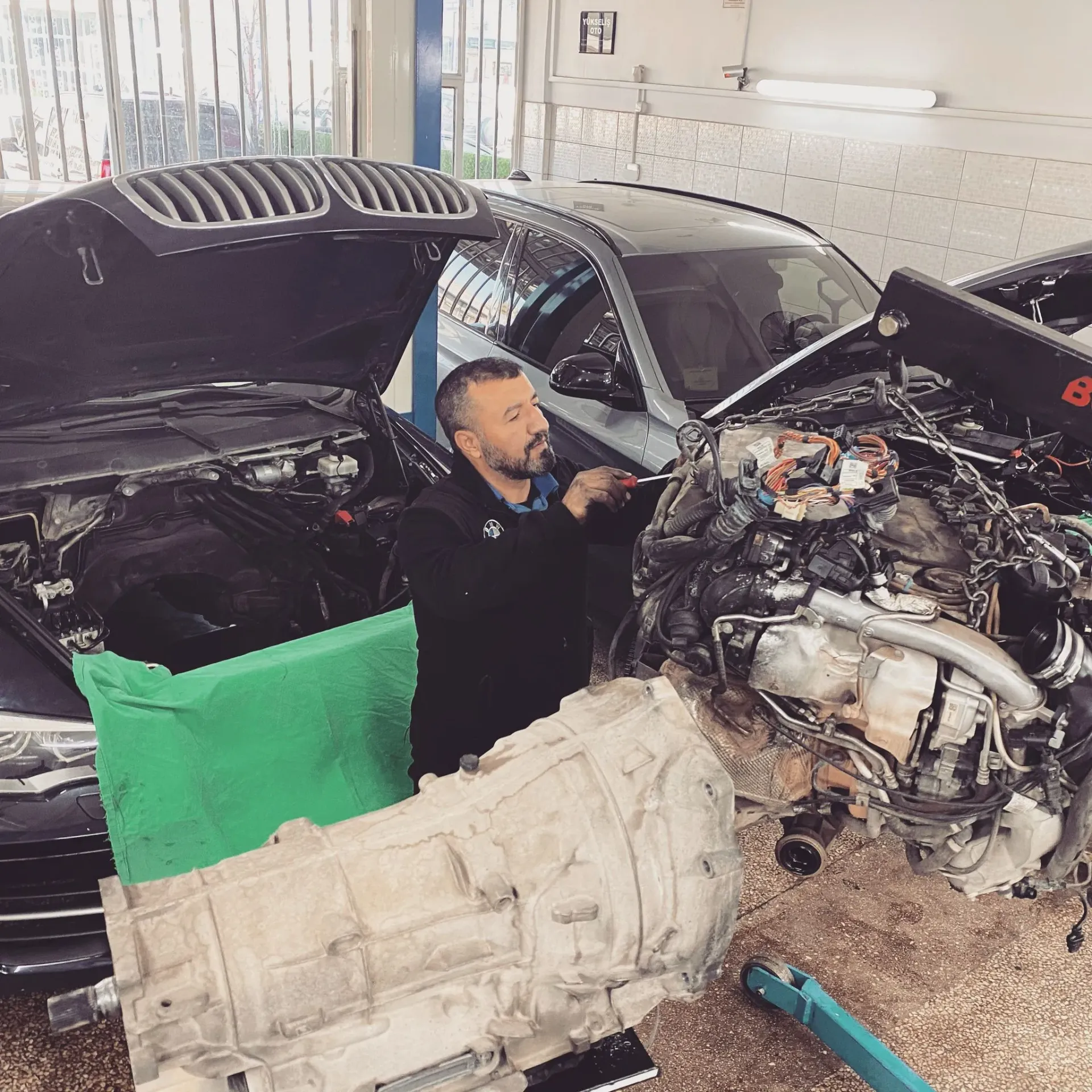 Yükseliş Özel Oto Servis'te motor üzerinde çalışan teknisyen